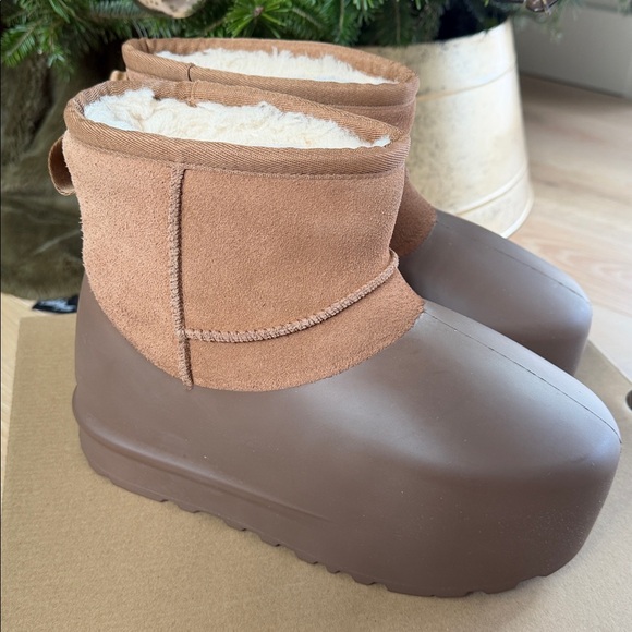UGG mini pump molded boot - Picture 3 of 8